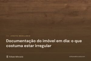 Textura de madeira escura sob véu marrom, com o título do artigo sobre regularização documental do imóvel