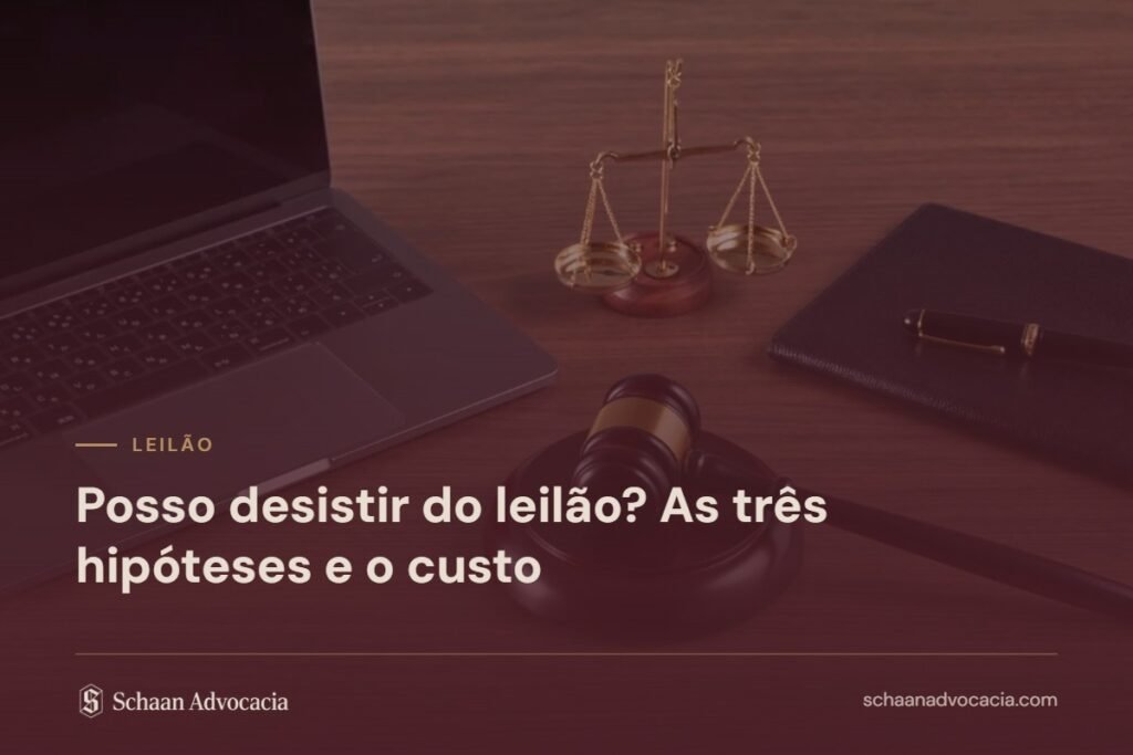 Martelo de leilão sob véu bordô, com o título do artigo sobre desistência da arrematação