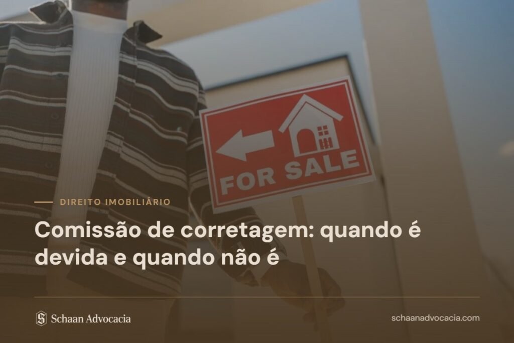 Placa de imóvel à venda sob véu marrom, com o título do artigo sobre comissão de corretagem