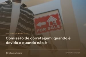 Placa de imóvel à venda sob véu marrom, com o título do artigo sobre comissão de corretagem