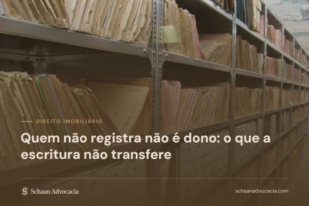 Prateleiras de arquivo sob véu marrom, com o título do artigo sobre registro e transferência de propriedade