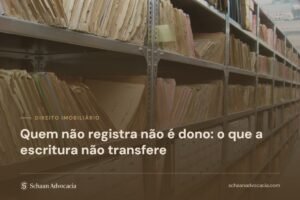 Prateleiras de arquivo sob véu marrom, com o título do artigo sobre registro e transferência de propriedade