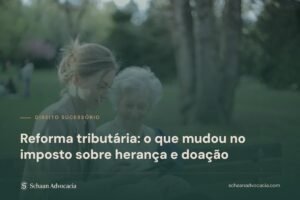Avó e neta sentadas em um banco de praça, sob véu verde, com o título do artigo sobre a reforma tributária e o ITCMD