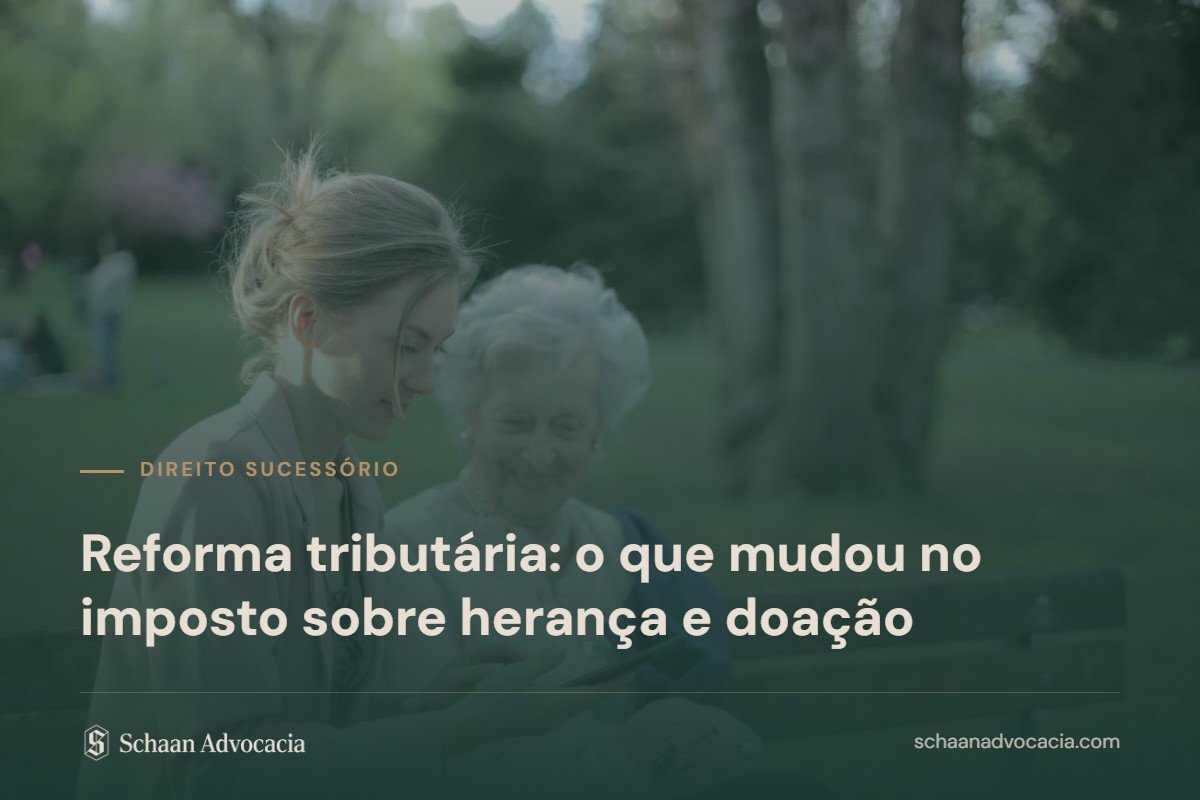Avó e neta sentadas em um banco de praça, sob véu verde, com o título do artigo sobre a reforma tributária e o ITCMD