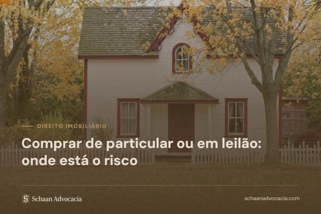 Casa residencial sob véu marrom, com o título do artigo que compara a compra particular e a compra em leilão