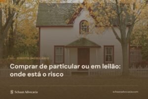 Casa residencial sob véu marrom, com o título do artigo que compara a compra particular e a compra em leilão