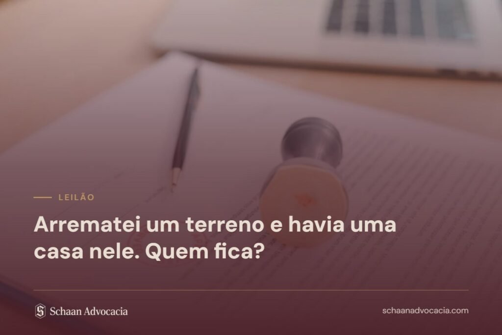 Martelo de leilão sob véu bordô, com o título do artigo sobre construção em terreno arrematado