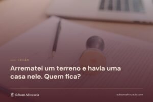 Martelo de leilão sob véu bordô, com o título do artigo sobre construção em terreno arrematado