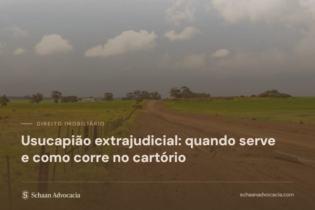 Cerca delimitando terreno sob véu marrom, com o título do artigo sobre usucapião extrajudicial