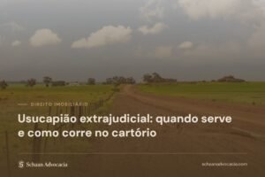 Cerca delimitando terreno sob véu marrom, com o título do artigo sobre usucapião extrajudicial