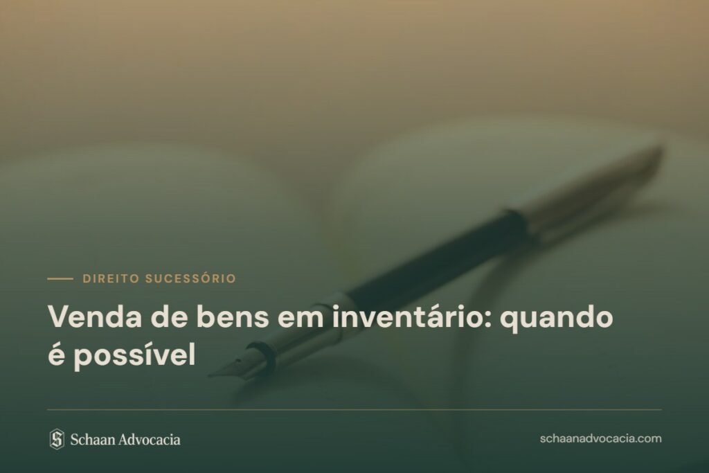 Caneta-tinteiro sobre documento, sob véu verde, com o título do artigo sobre venda de bens em inventário