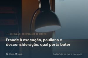 Luminária de escritório sob véu petróleo com o título Fraude à execução, pauliana e desconsideração: qual porta bater